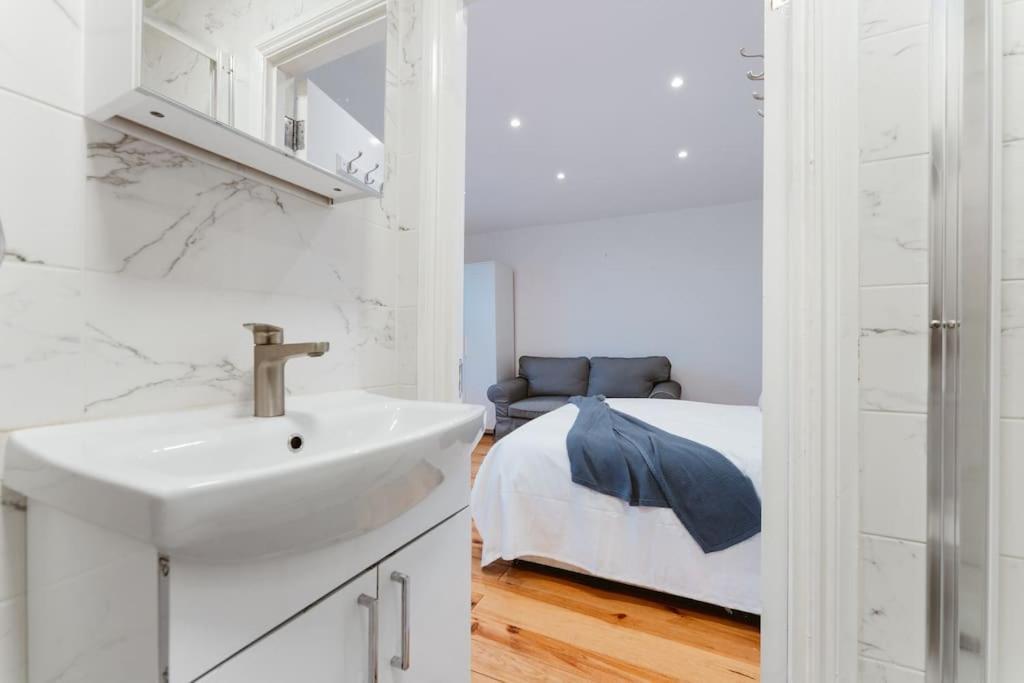 Your Lovely Studio Flat- West3 Лондон Екстер'єр фото