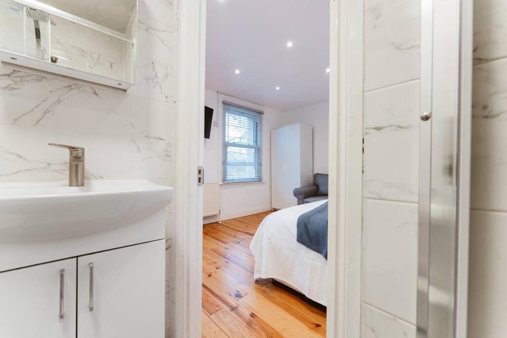 Your Lovely Studio Flat- West3 Лондон Екстер'єр фото